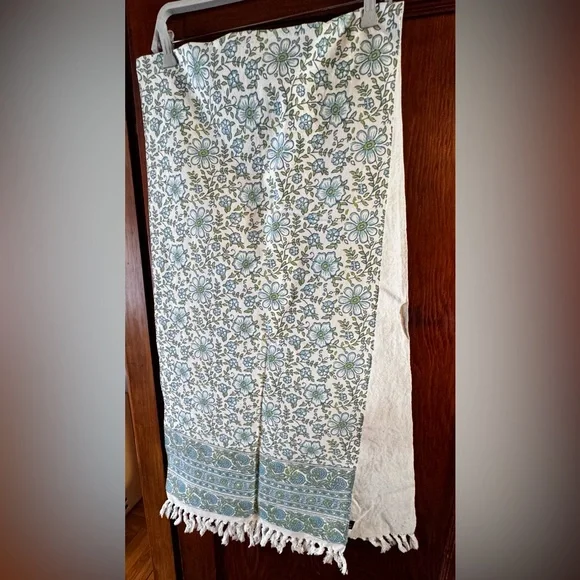 Nicole Miller Boho Table Runner✨ - Picture 9 of 10